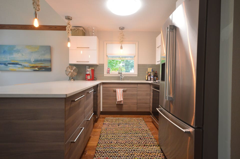 Completely BRAND NEW kitchen, fully stocked, stainless steel appliances!!!