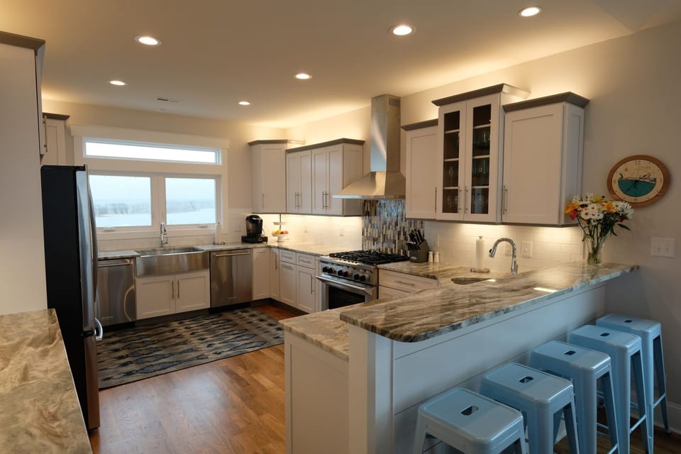 Large Chef's Kitchen, 6 Burner Gas Cooktop, 2 Ovens, 2 Dishwashers, 2 Sinks