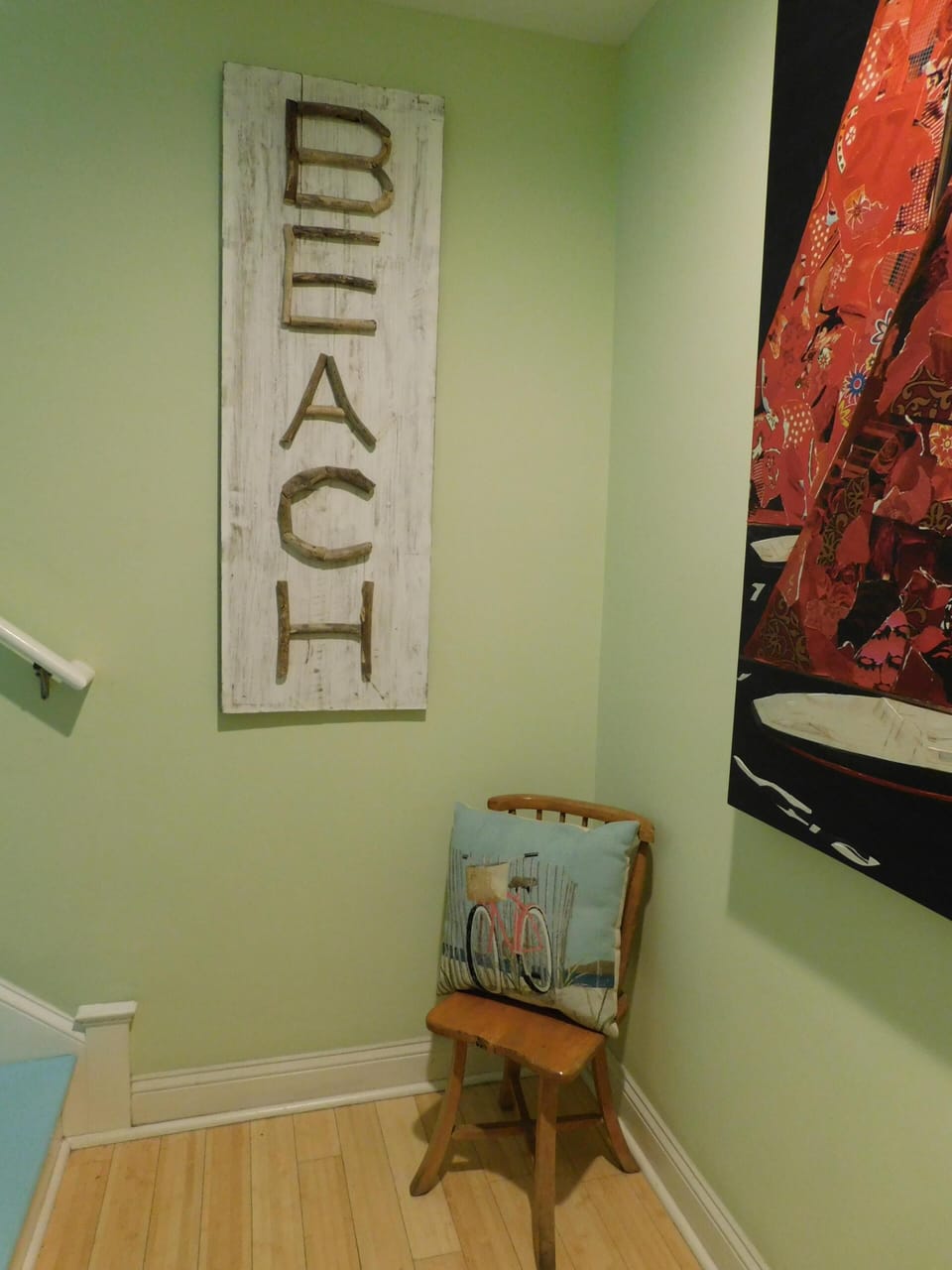 this landing has a chair for the little one