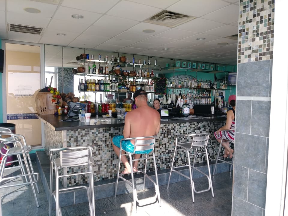 H2O Bar & Grill is poolside