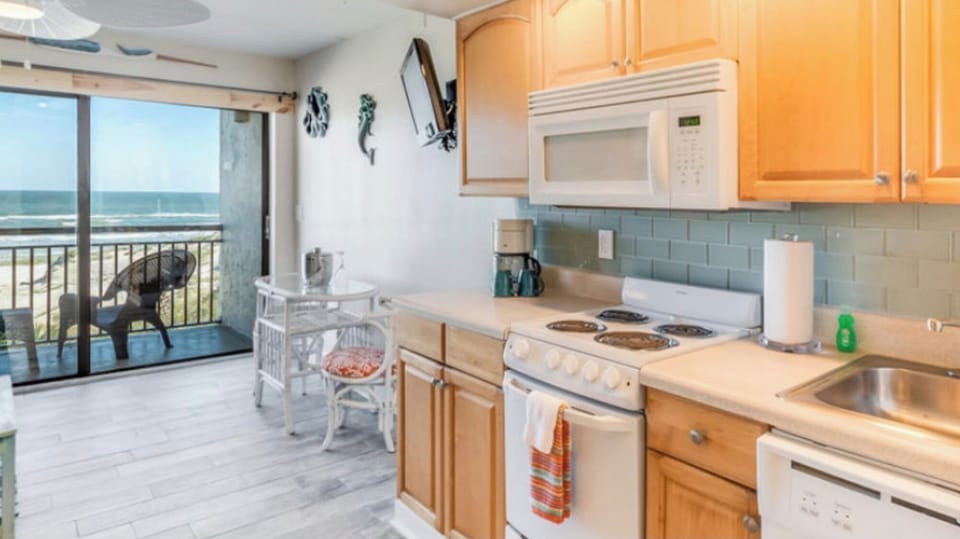 Fully equipped kitchen with oven, stove and even a dishwasher