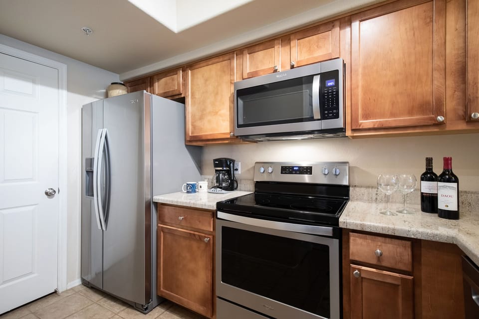 Fully equipped kitchen with door to laundry.