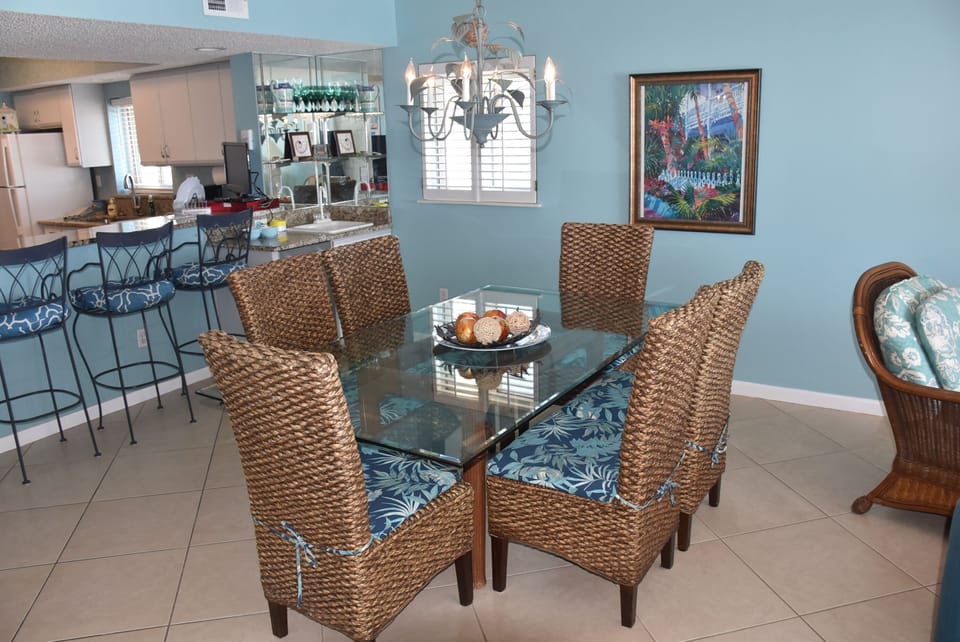 401 DINING AREA TABLE FOR 6