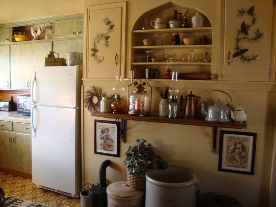 Area between kitchen and dining room