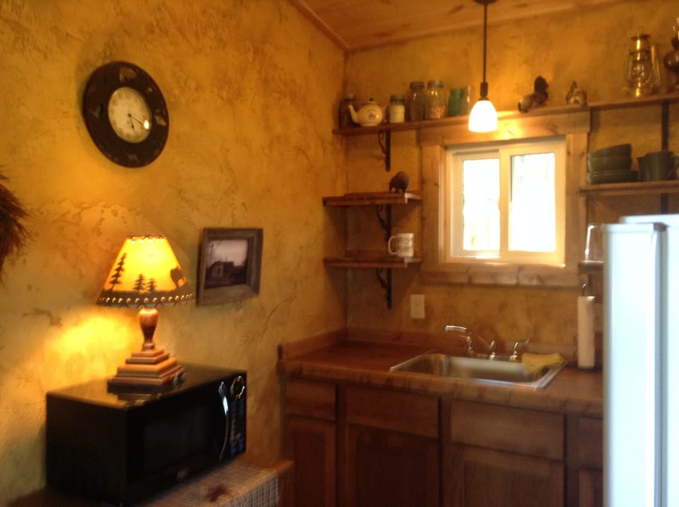 More kitchen views in Hunters cabin