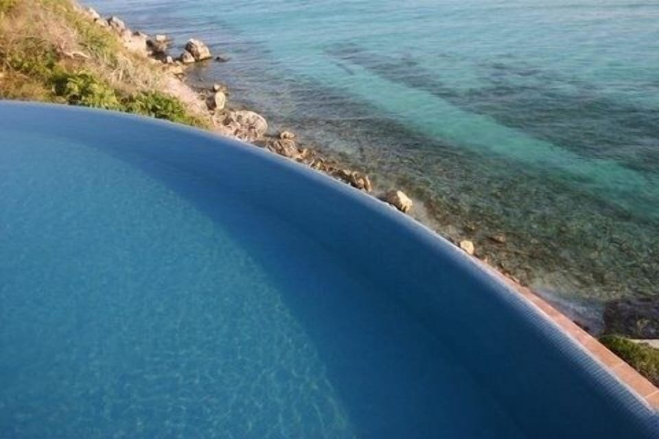 Infinity pool to Garrafon Park