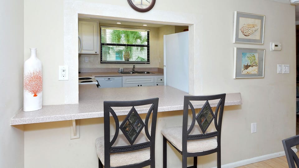 The pass through from the dining room into the kitchen. 