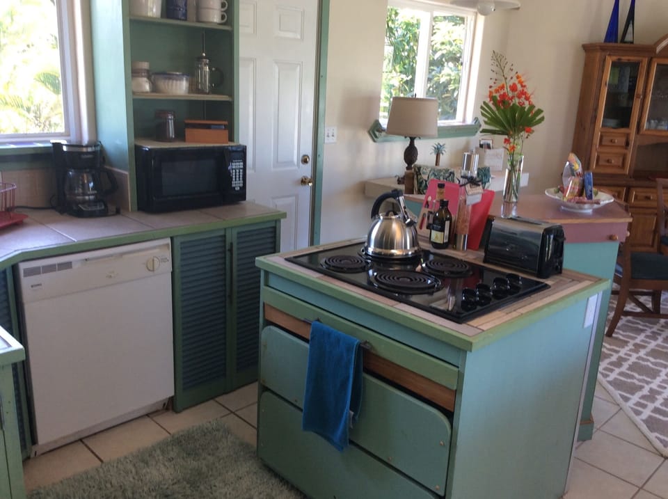 Kitchen all you with all you need / big windows and glass doors to 4 balconies