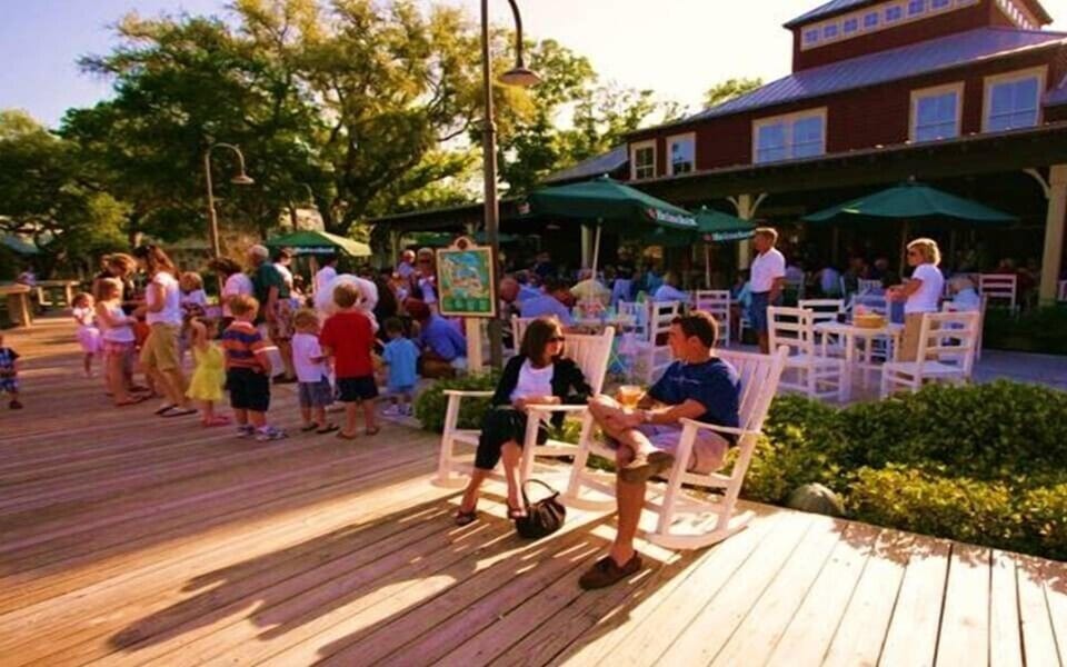Casual eat out restaurant in the Shoppes of Amelia Island