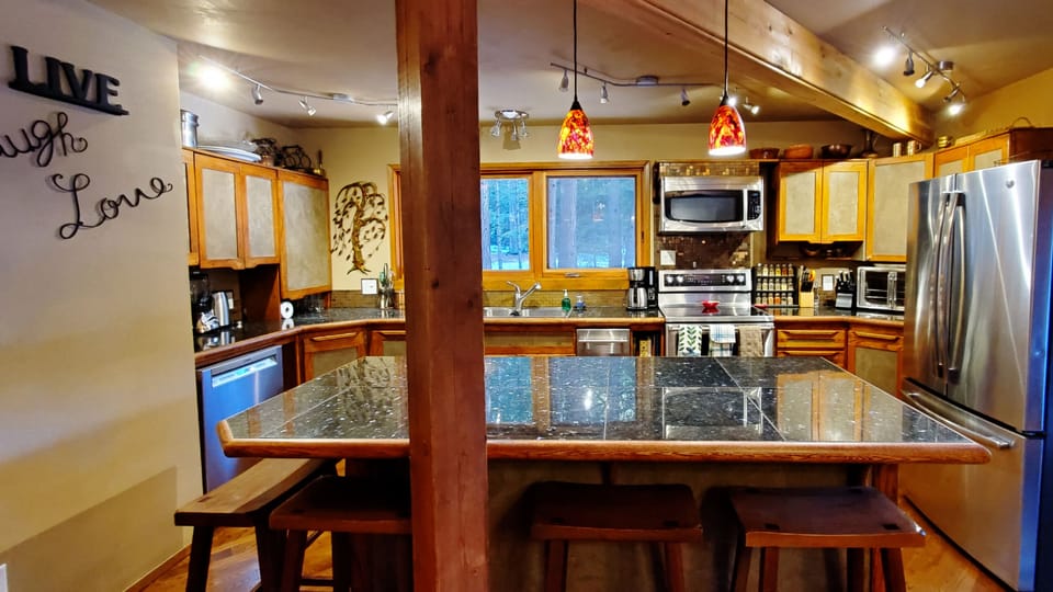 Pinetree Chalet kitchen