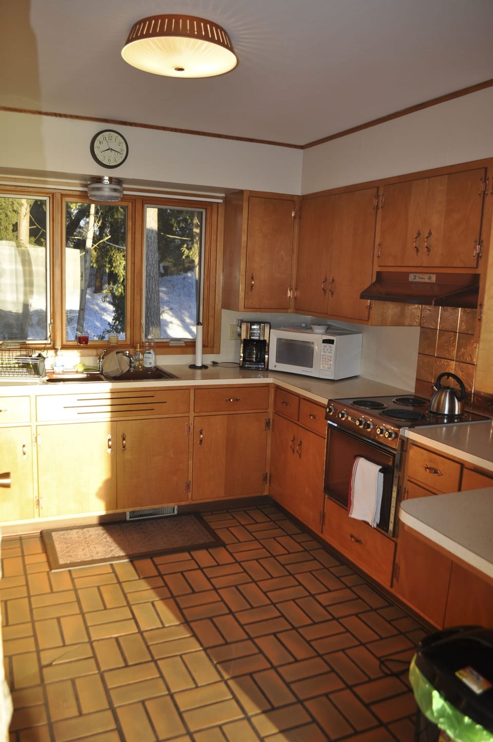 Kitchen w full size refridge, coffee maker, toaster oven, stove/oven, microwave.