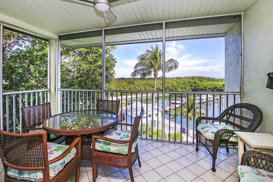 Lanai faces the marina.