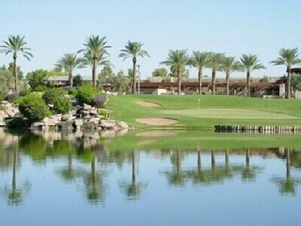 Discounts at Ocotillo Golf Course 4 minutes away. 2 sets of Golf clubs in unit.
