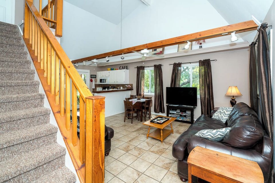 Mountain Breeze Cabin - Livingroom