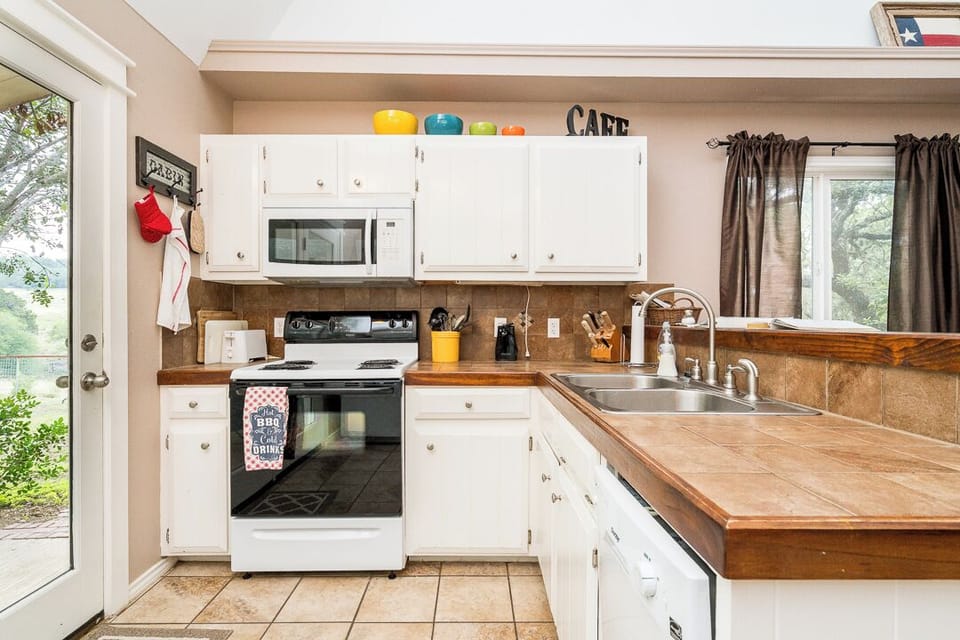 Mountain Breeze Cabin - Kitchen (1)