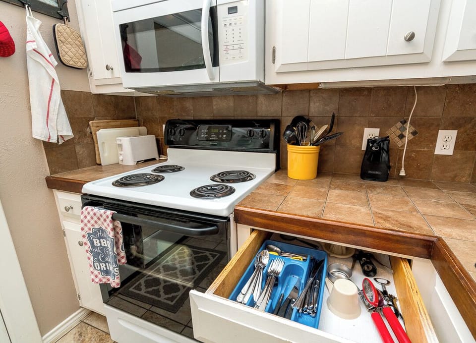 Mountain Breeze Cabin - Kitchen (2)