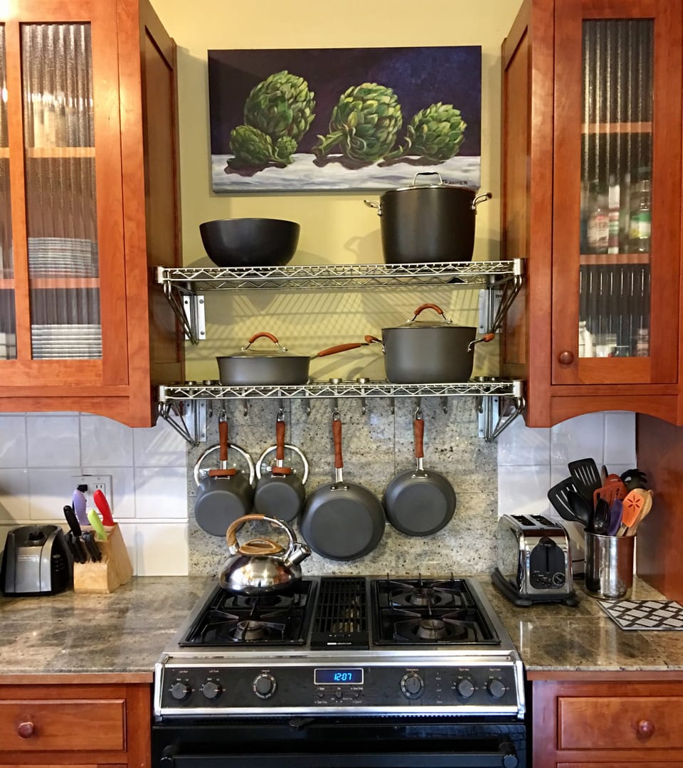The well-equipped kitchen is perfect for those who love to cook!