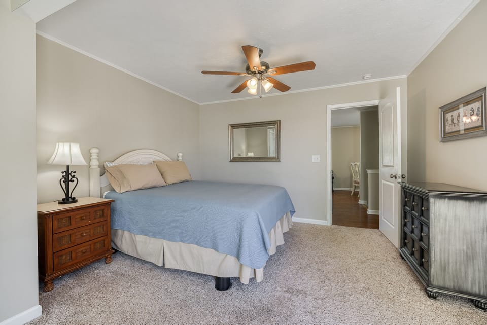 Queen bed with en-suite bathroom.