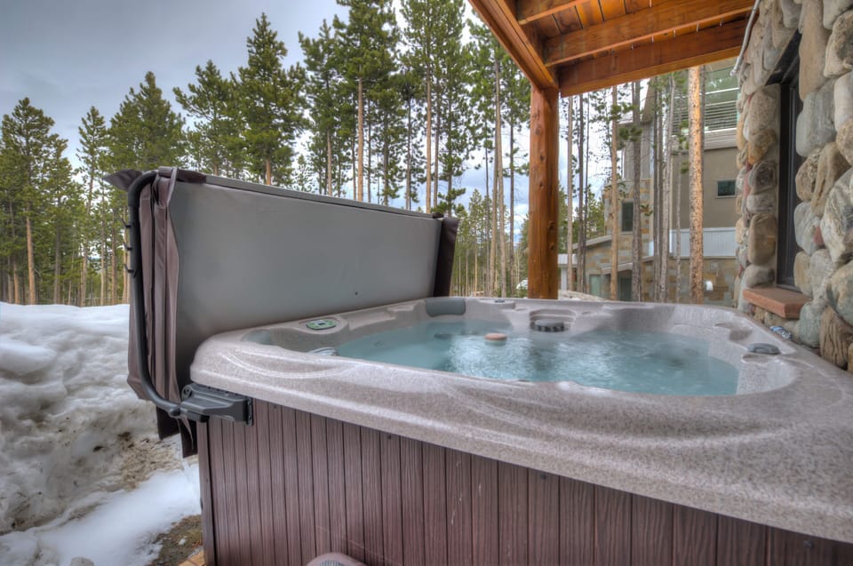 Six person outdoor jacuzzi tub with easy lift cover