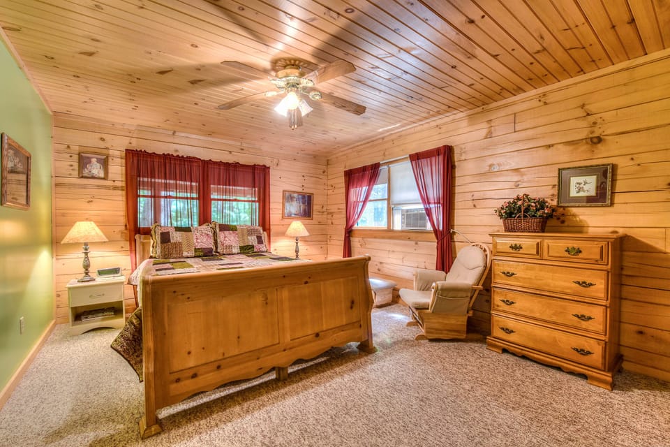 Bedroom on main floor w/queen bed