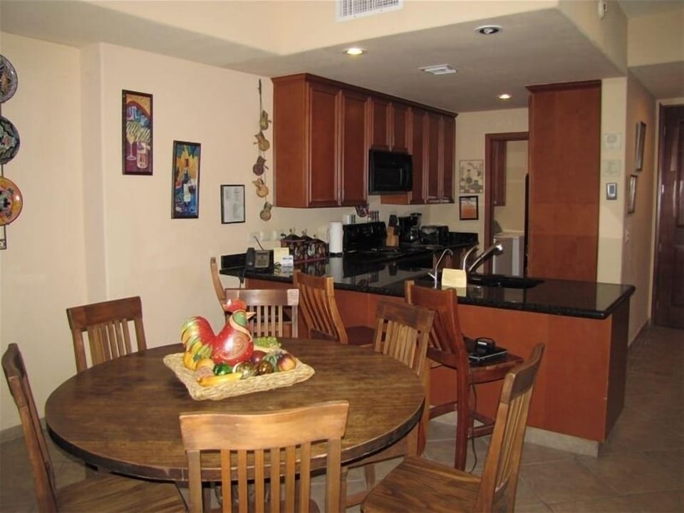 dining area,full stocked stocked kitchen,
laundry area.