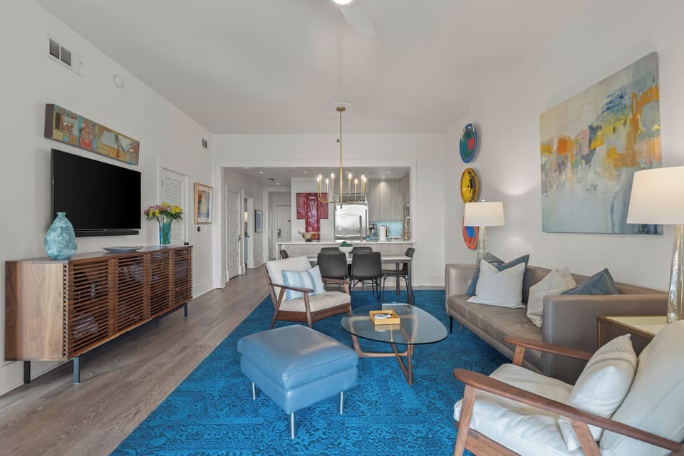 Open floor plan with lots of natural light.