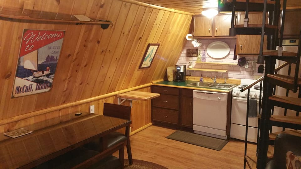 Fully equipped kitchen with dining for nine