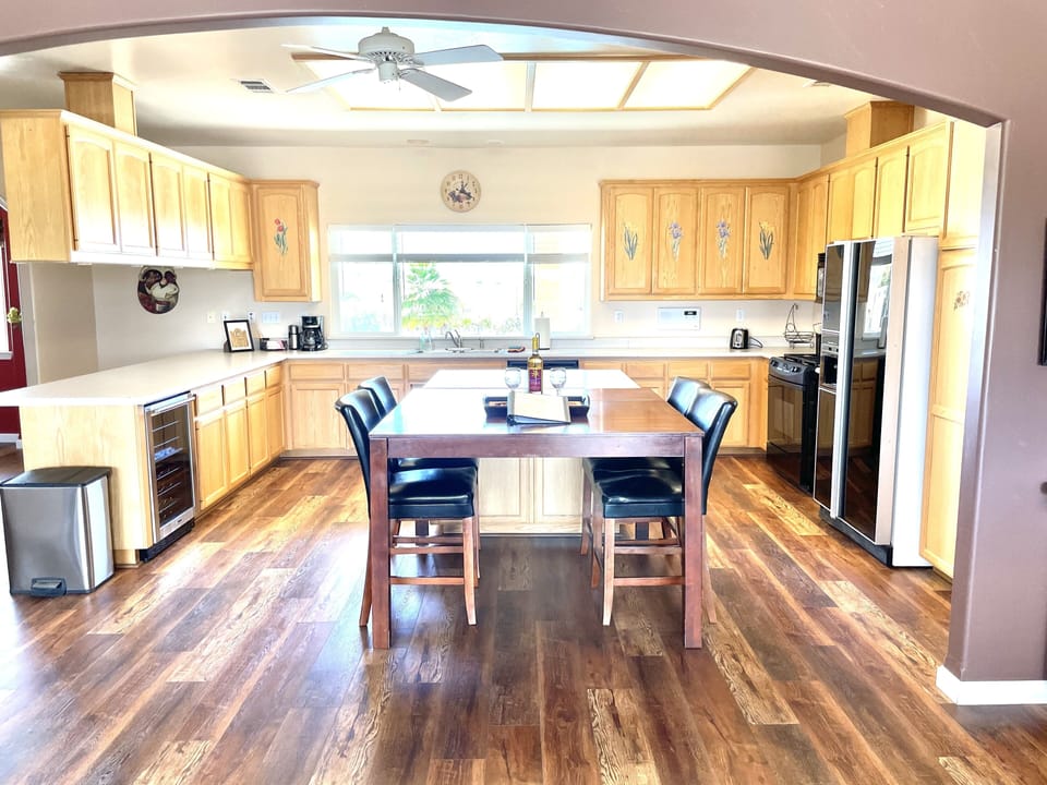 Large open kitchen with breakfast table that seats 4.