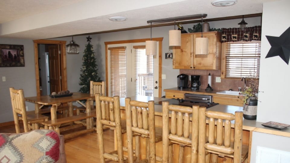 Plenty of kitchen Space and seating with four bar stools and up to 8 at table.