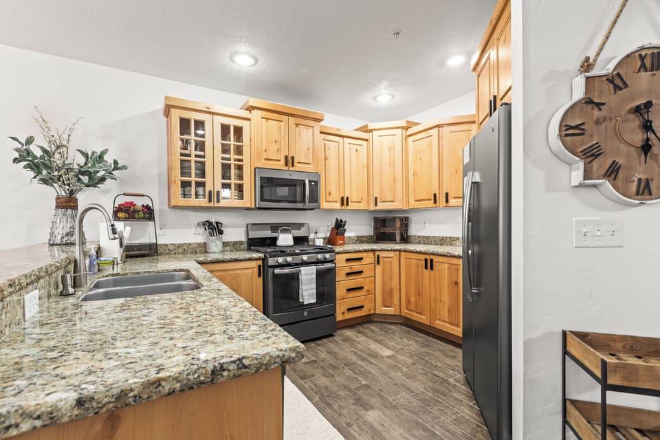 Kitchen │ Fully Stocked For the Enthusiastic Home Chef