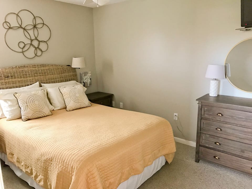 Queen bed with flat screen TV. All new furniture and artwork.