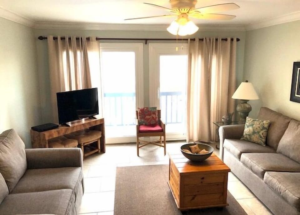 Living room faces Gulf.