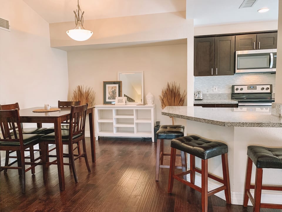 Kitchen + Dining Seats 7