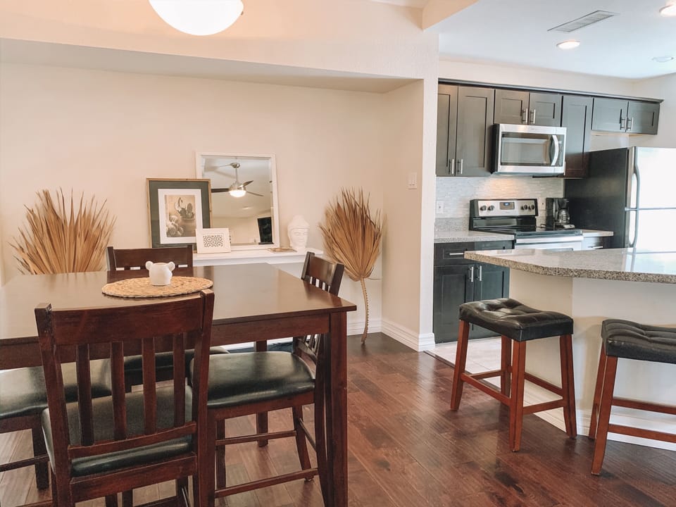 Kitchen + Dining Seats 7
