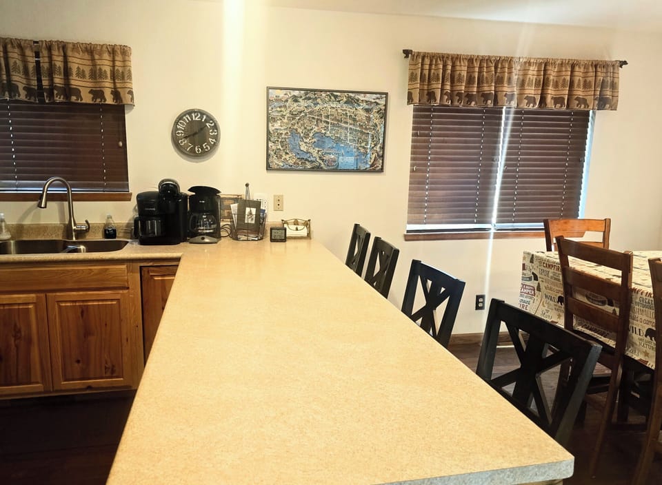  counter with seating
