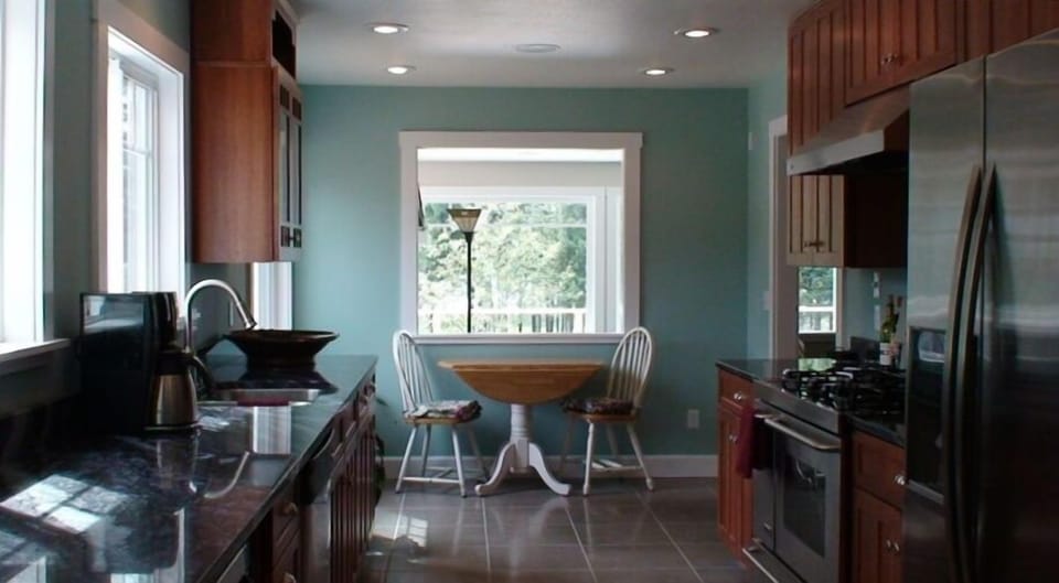 Complete Gourmet Kitchen w/gas stove, convection microwave, & granite counte