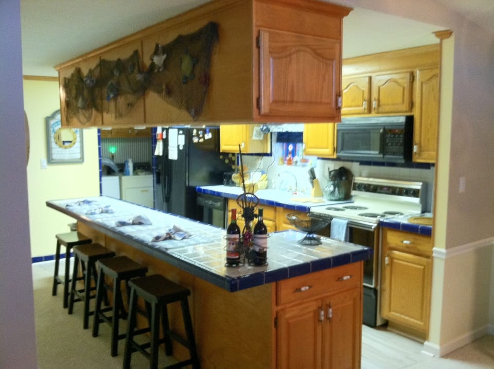 Spacious, well-equipped kitchen featuring Allure flooring. Counter seating for 4