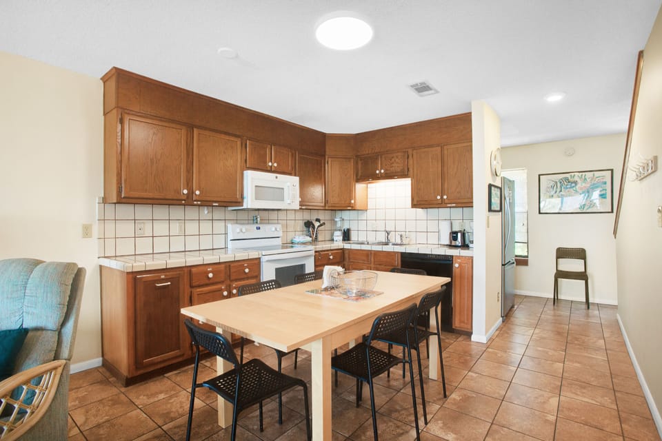 Eating area & kitchen