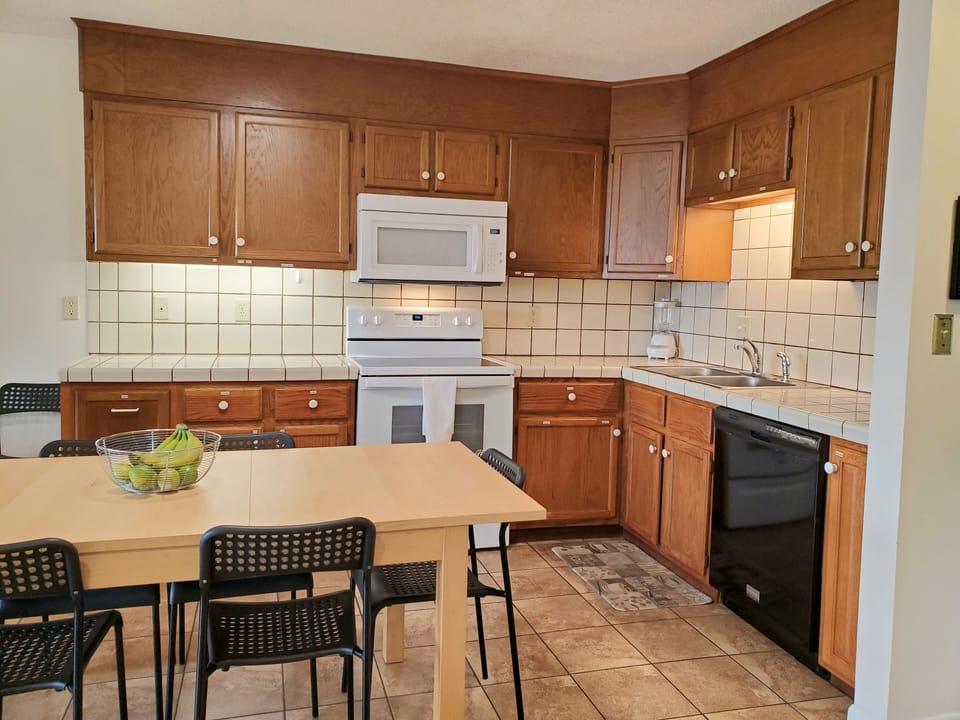 Kitchen & eating area