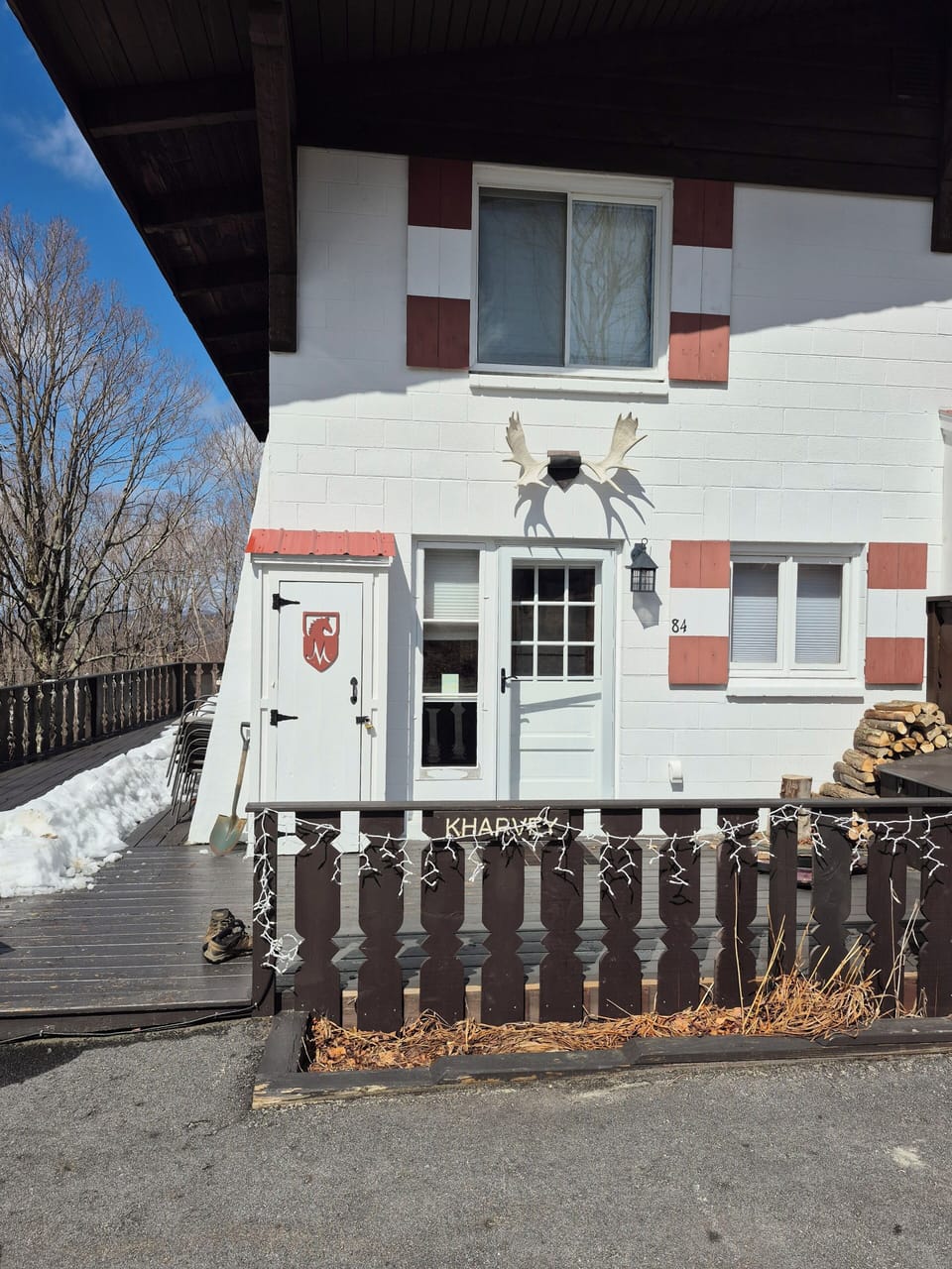 Nice antlers above door! 
