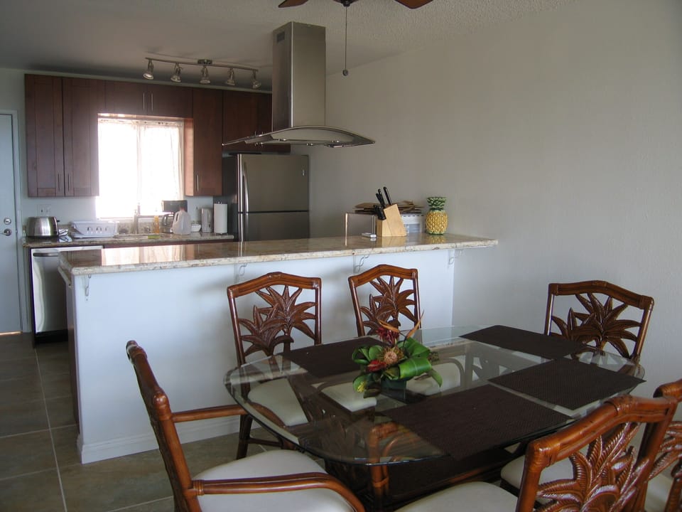 dinning area with open kitchen
