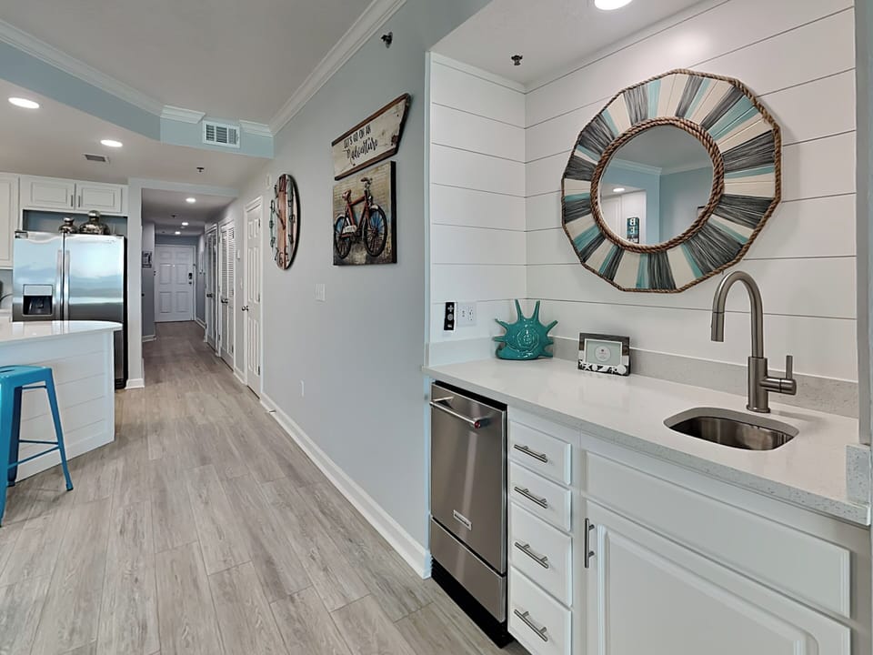 Dining Area - Wet Bar
