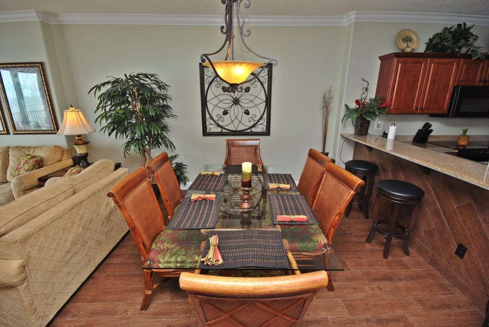 Dining Area & Breakfast Bar Area!