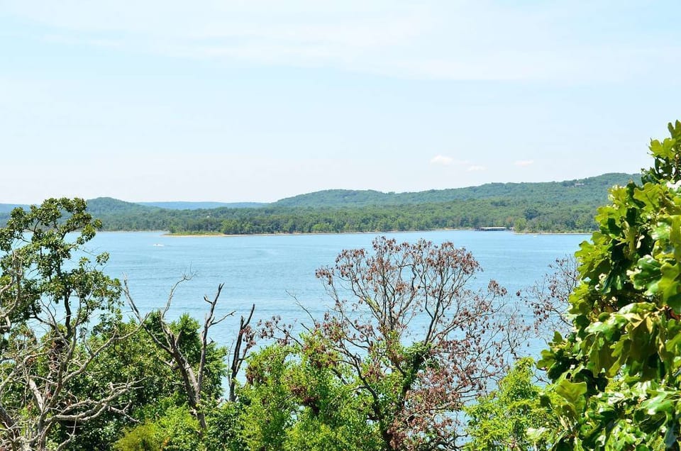 Incredible lakeviews from the balcony of up to 1.5 miles. This is the SW view
