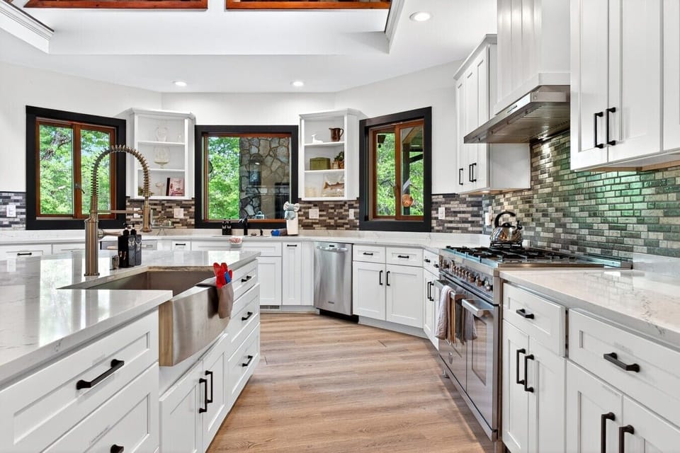 Brand New Luxury Kitchen with Upgraded Appliances