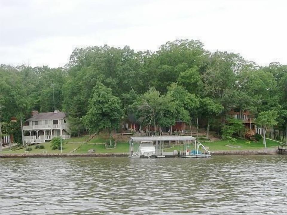 160' frontage - water depth is 11 ft - awesome fishing from dock