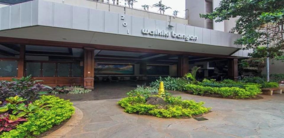 Entrance to the Waikiki Banyan