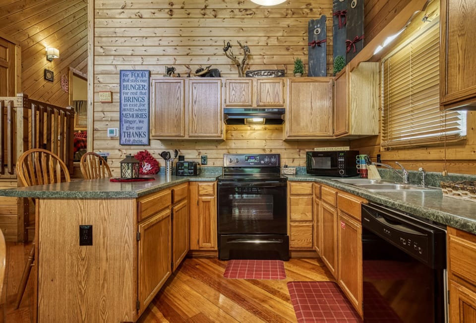 Pet Friendly Cabin in the Smoky Mountains "Angels Gift" - Fully furnished kitchen