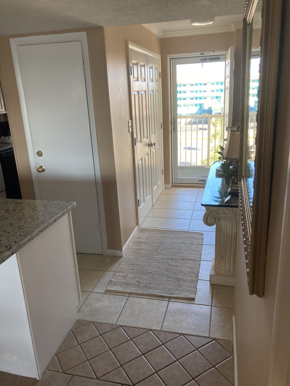 FOYER.
LAUNDRY ON THE LEFT.