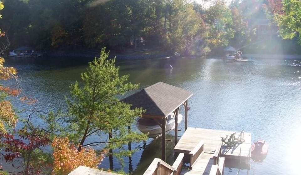 easily dock 21 ft+ boat, room to park trailer on lot